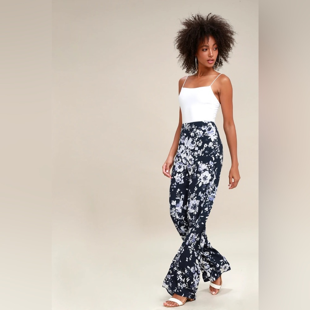 Lulu’s NWOT Navy blue floral pants